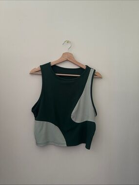 Colorblock Sleeveless Crop Top in Dark Green and Light Gray